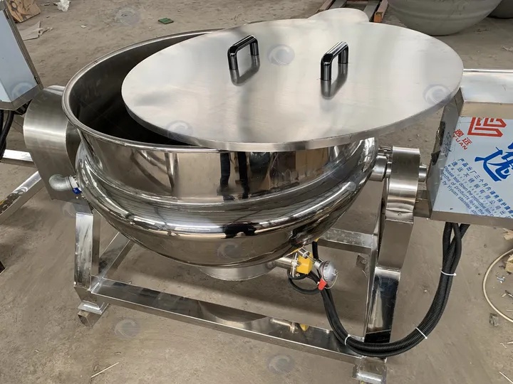 Jacketed cooking kettle with lid