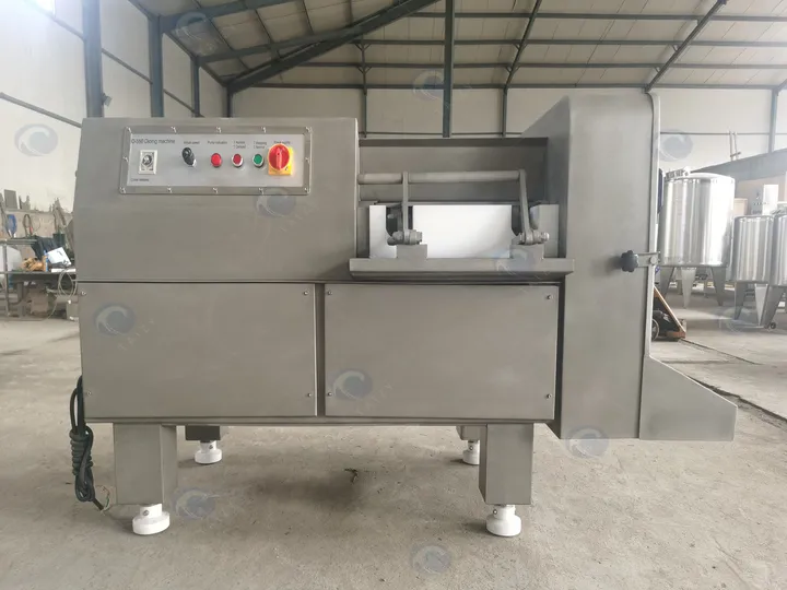 Машина для нарезки мясных кубиков на заводе