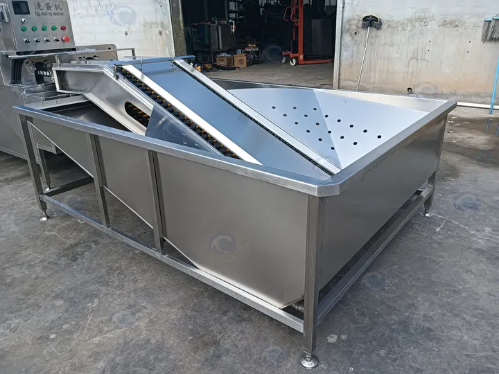 Egg loading tank
