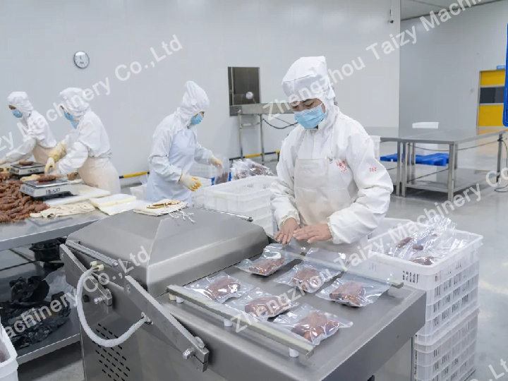 Sausage vacuum packaging machine