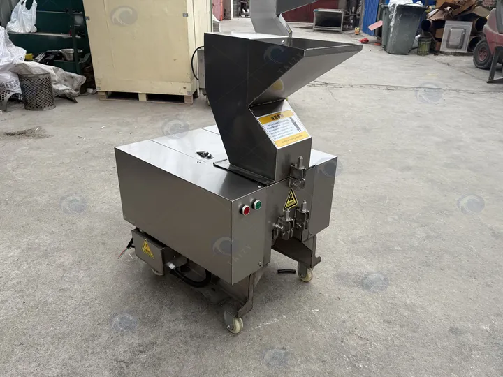 Bone processing machine for pig bones