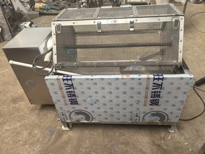 Seafood processing fish descaling machine